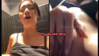 Em gái nứng vào nhà vệ sinh thủ dâm live