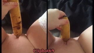 em gái dâm thủ dâm bằng chuối